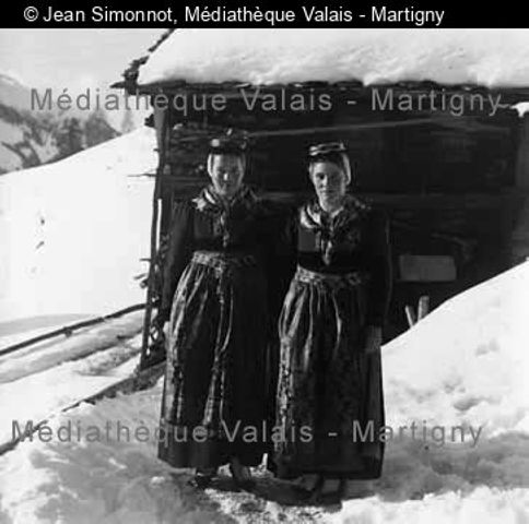 [Femmes en costume, Villa Val d'Hérens]