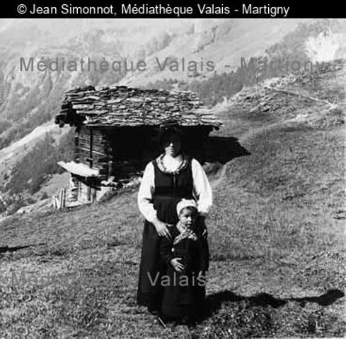 [Femme et enfant à La Forclaz, Val d'Hérens]