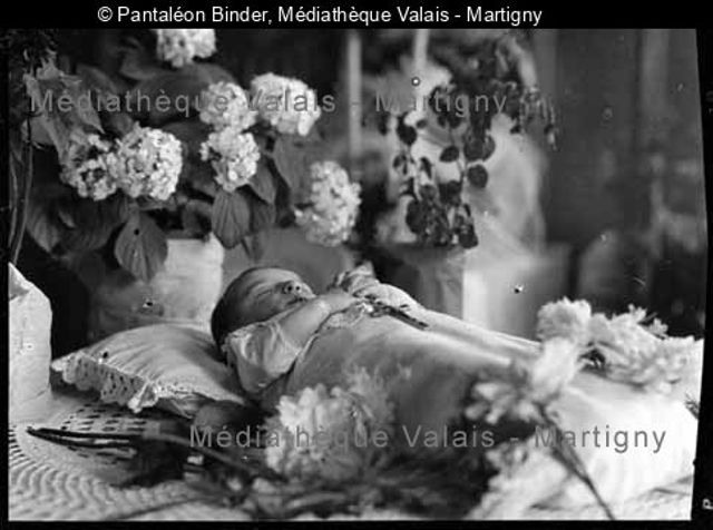 [Enfant sur son lit de mort]