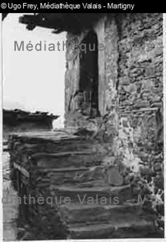 Escalier de maison d'habitation, mur et porte de cuisine, Hte-Nendaz