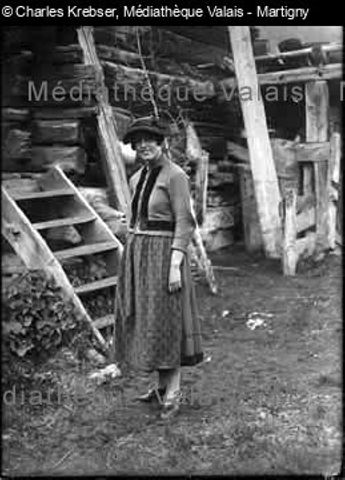 [Portrait d'Angèle Krebser en costume anniviard]