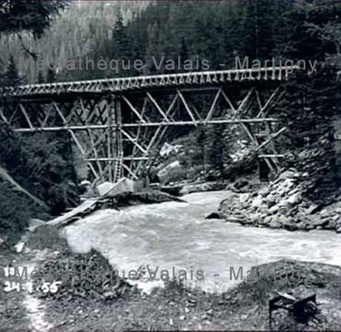 [Construction d'un pont sur la Navizence à Mottec, Vald'Anniviers]