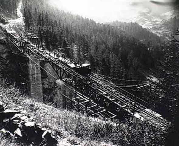 [Locomotive sur un pont de la ligne Zermatt-Gornergrat enconstruction]