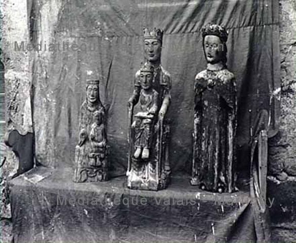 Statuen aus der Beinhaus von Raron