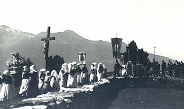 [Procession vers Chandolin, val d'Anniviers]