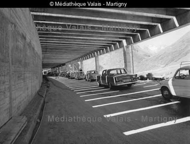 [File de voitures sur la route couverte du tunnel duGrand-Saint-Bernard]