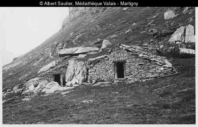 Cabanes des bergers près du Col de Torrent, Val d'Hérens