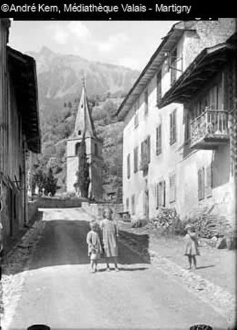 [Enfants dans une rue de Vionnaz]