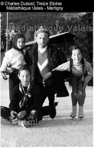 [Les enfants de Charlie Chaplin avec leur professeur de patin àCrans-Montana]