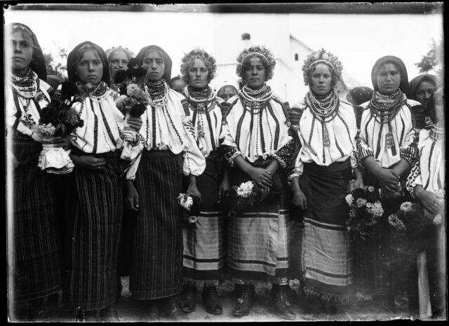 Femmes en costumes folkloriques un jour de fête à Pustiana