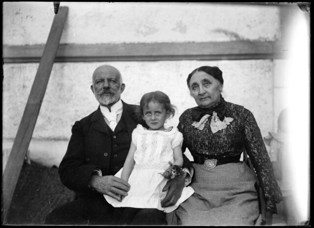 Portrait du couple Bibesco et de leur petite-fille<br />D'autres vues de cette famille sous EP0276-001 et 005; EP3015-026, EP3020-011