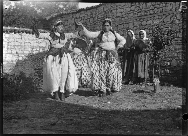 Femmes dansant au son du tambourin