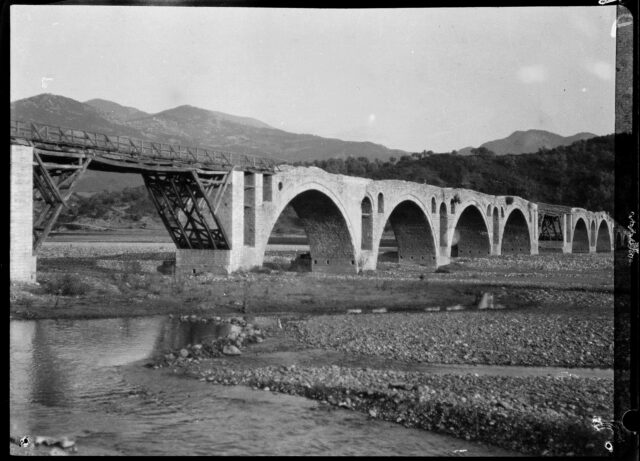 Reconstruction du pont enjambant la rivière Osum à Bérat