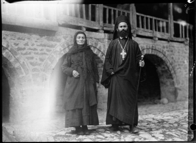 Le pope du monastère St Jean et sa tante