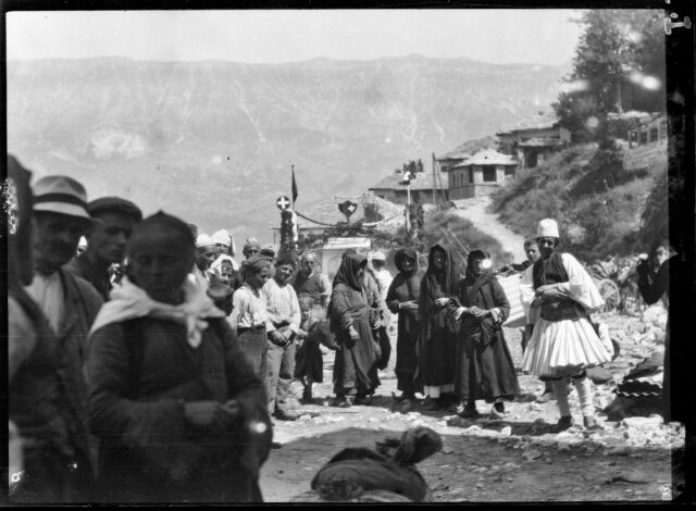 Attroupement des villageois devant le teké de Gjirokastër