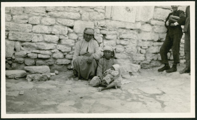 Femme tzigane et ses enfants mendiant dans une rue de Balcie