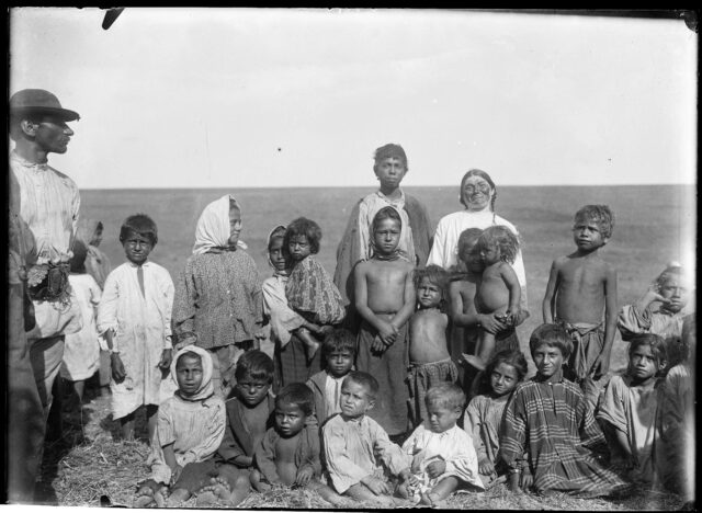 Enfants tziganes dans la steppe dobroudjienne