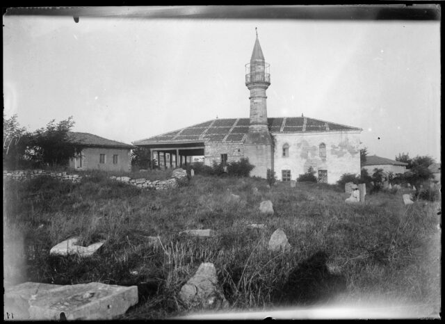 Mosquée et partie du cimetière turc de Mangalia