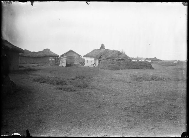 Maisons basses au toit de paille dans la campagne de Dobroudja