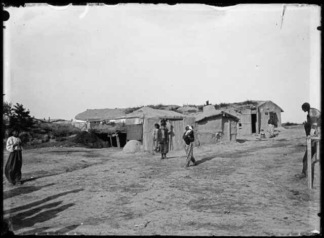 Habitations de Tziganes turcs sédentarisés dans les faubourgs de Mangalia
