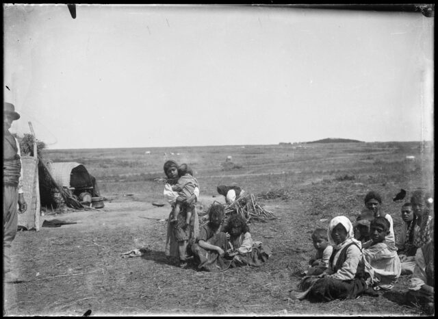 Enfants tziganes dans un village au bord de la Mer Noire