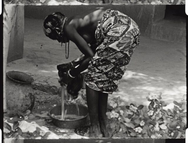 Jeune fille lavant du linge et gazelle