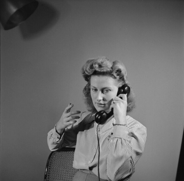 Frau am Telefon