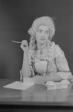 Frau schreibt Brief