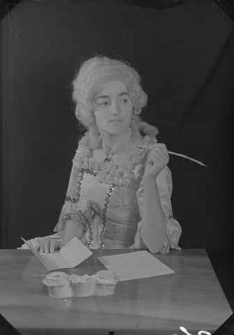 Frau schreibt Brief