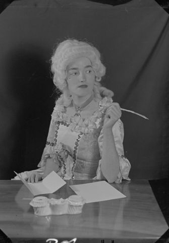 Frau schreibt Brief