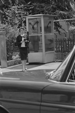 Frau bei Telefonkabine