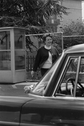 Frau bei Telefonkabine