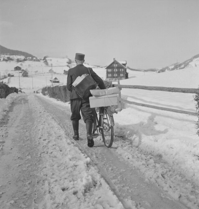 Postzustellung mit Fahrrad im Winter