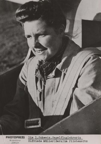 Elfriede Müller im Cockpit