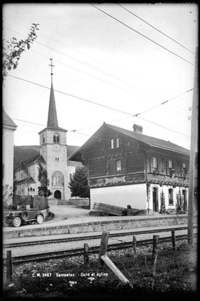 Semsales, gare et église