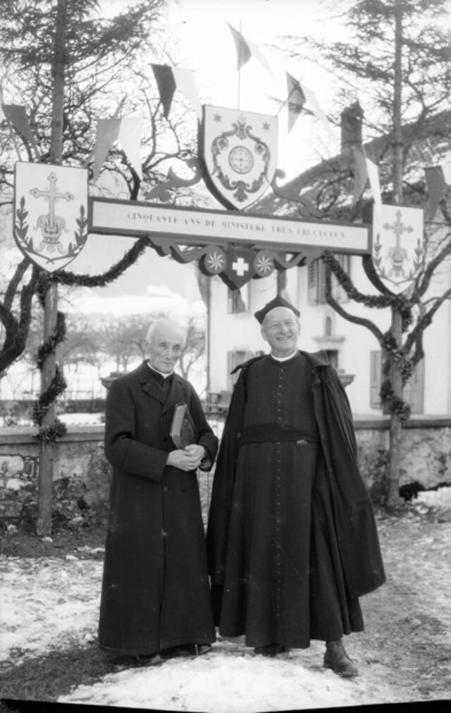 Albeuve, jubilé sacerdotal; à gauche, l'abbé Ménétrey, curé-doyen [avec le chapelain des Sciernes, l'abbé Pittet]