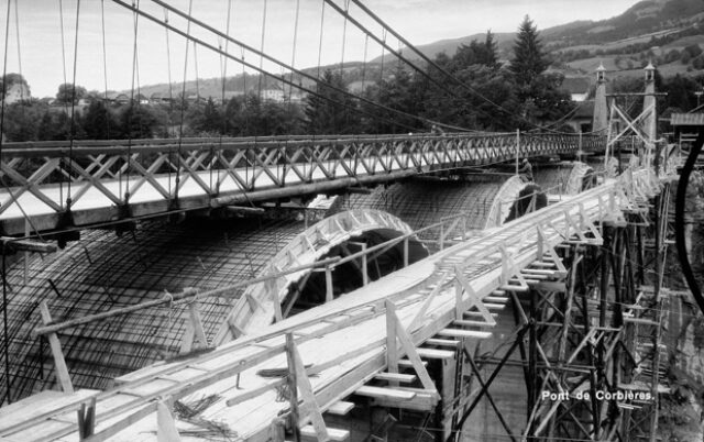 Construction du nouveau pont de Corbières, avec l'ancien