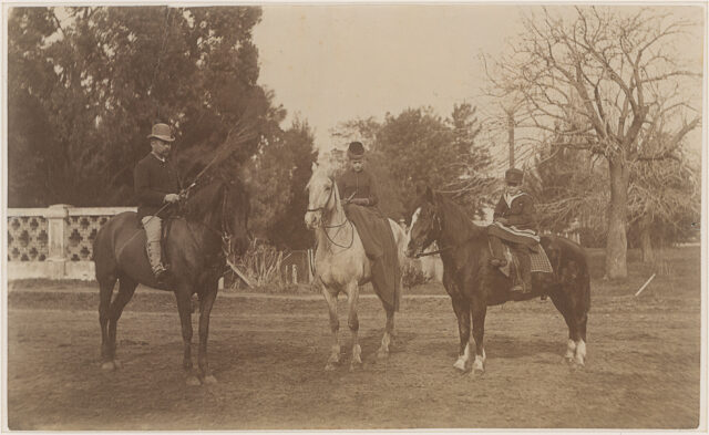 3 personnes à cheval. Buenos Aires.