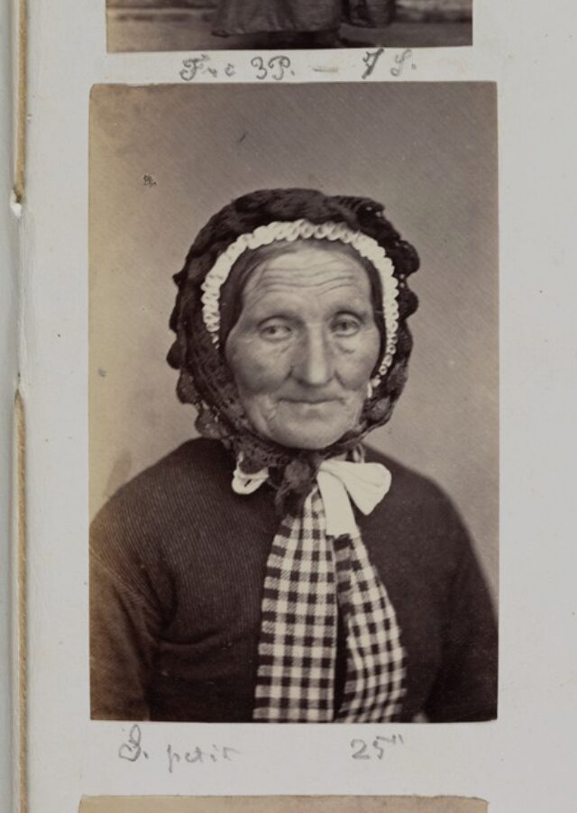 portrait, femme, foulard (P.2.D.2.10.20.004)