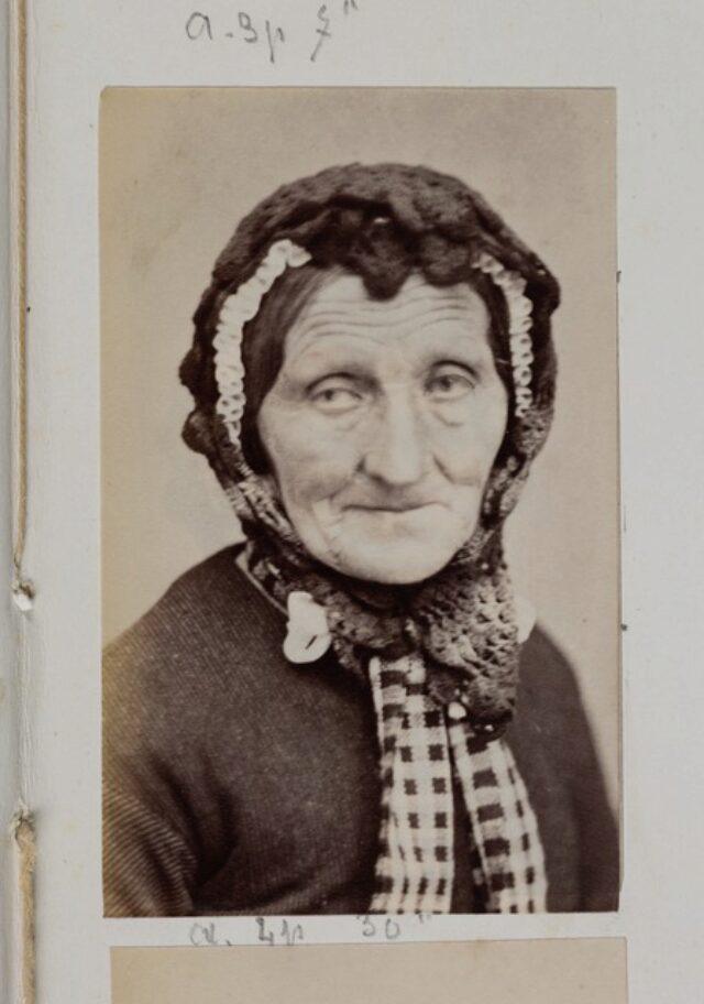 portrait, femme, foulard (P.2.D.2.10.20.009)