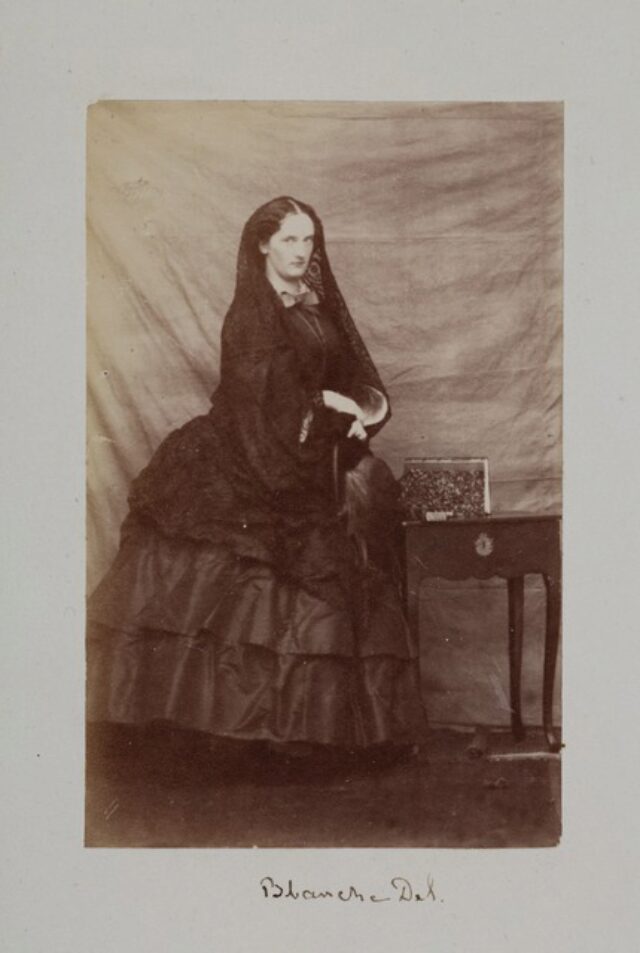 portrait, femme, robe (P.2.D.2.10.28.002)