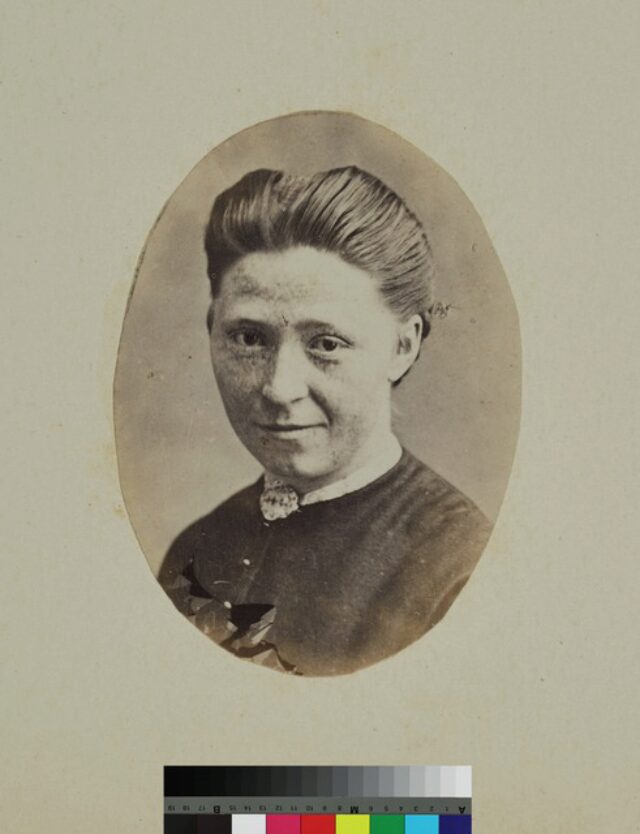 portrait, femme, robe (P.2.D.2.09.82.008)