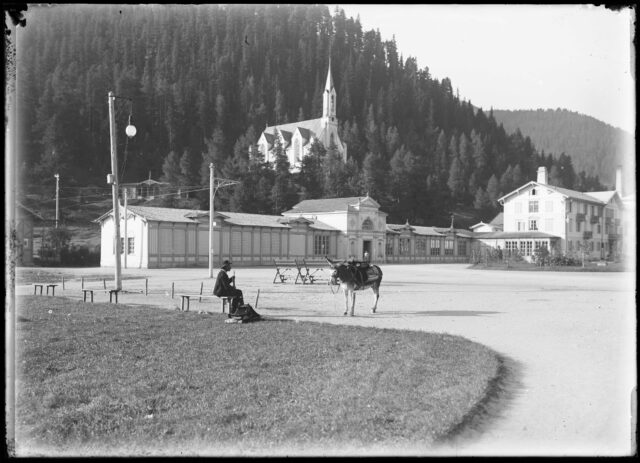 St. Moritz Bad, Paracelsusquelle, Französische Kirche und Esel mit Führer
