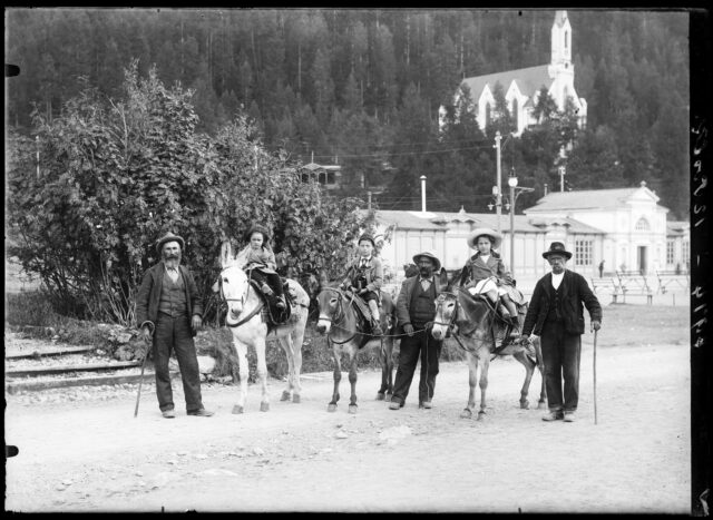 St. Moritz Bad, Paracelsusquelle, Französische Kirche mit auf Eseln reitenden Kindern und Führern