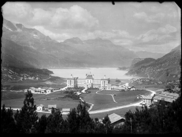 GR Maloja Palace gegen Silsersee