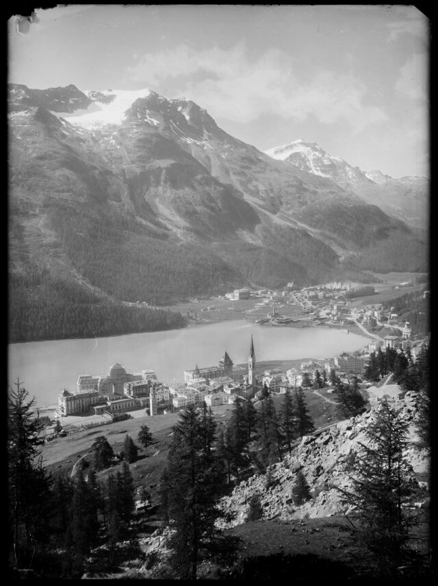 St. Moritz, Gesamtansicht über Dorf und See zum Bad