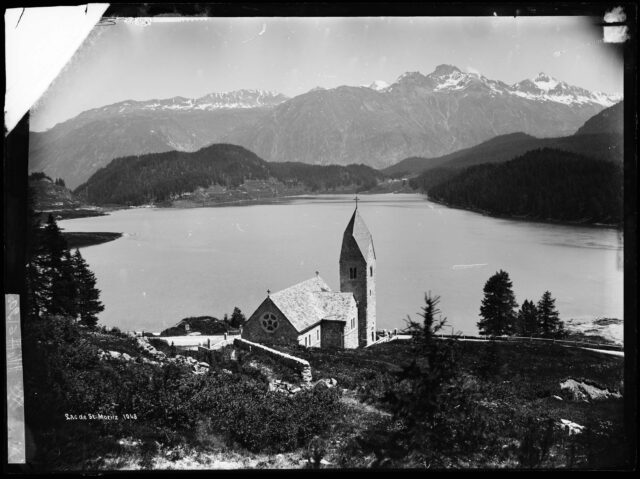 St. Moritz Bad, Englische Kirche St. John mit See im Hintergrund