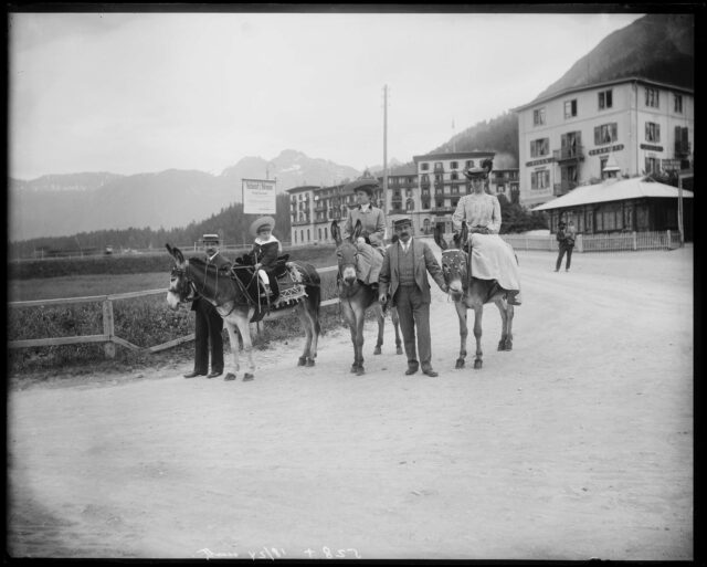 St. Moritz Bad, Kurgäste auf Eseln reitend vor Hotel Neues Stahlbad