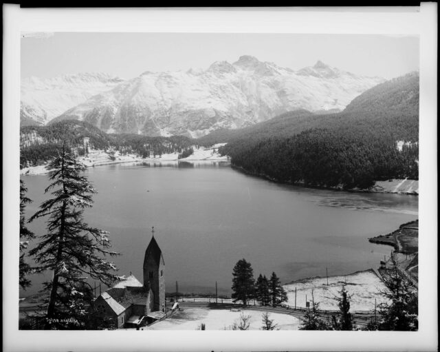 St. Moritz, Blick von Englische Kirche St. John gegen Meierei mit Schnee