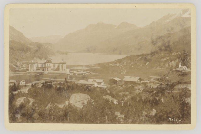 Maloja, Maloja Palace Hotel, früher Hôtel Kursaal de la Maloja, Blick zum Silsersee